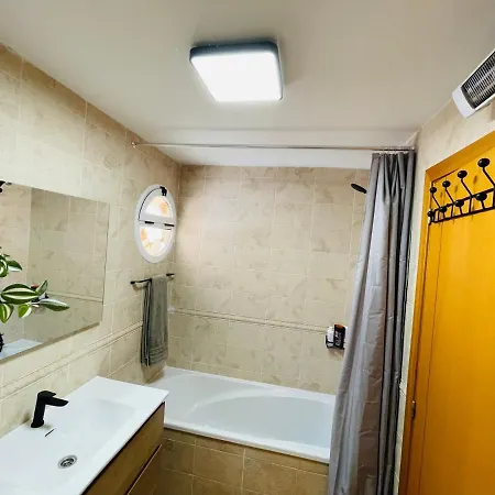 Schoene Mit Pool Und Terrasse. Apartment