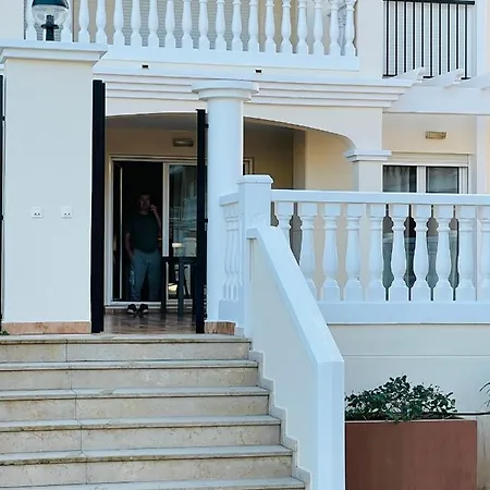 Schoene Mit Pool Und Terrasse. Апартаменты Дения