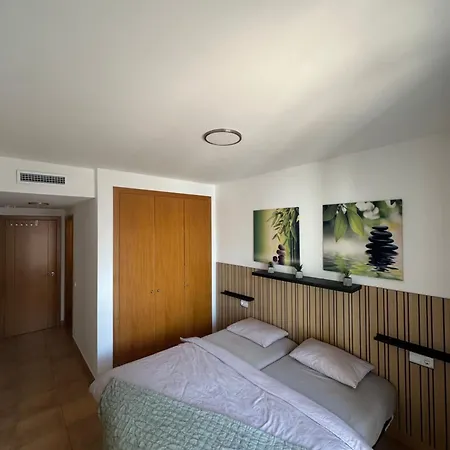 Schoene Mit Pool Und Terrasse. *