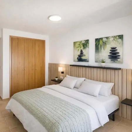 Schoene Mit Pool Und Terrasse. Апартаменты Дения