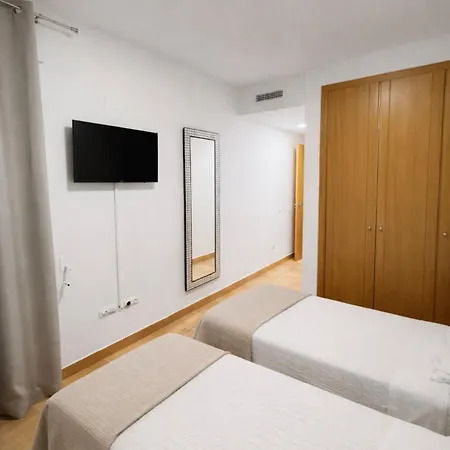 Schoene Mit Pool Und Terrasse. Апартаменты Дения