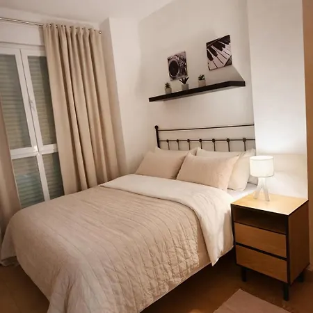 Schoene Mit Pool Und Terrasse. Lägenhet