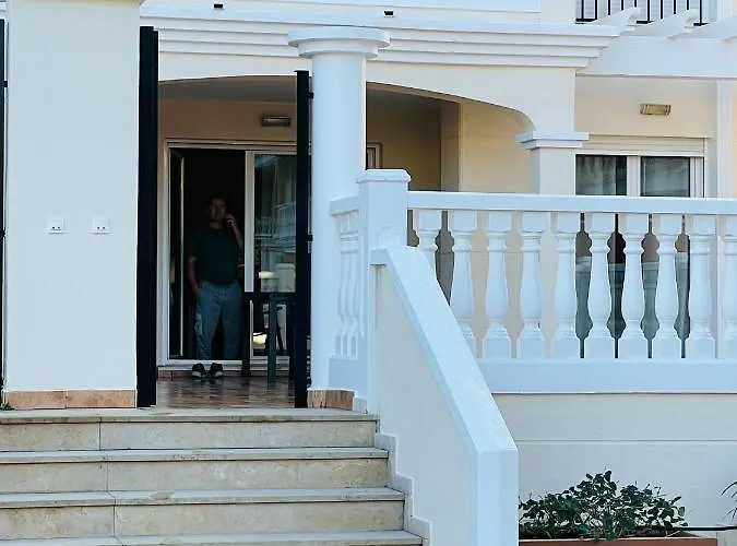 Schoene Mit Pool Und Terrasse. شقة دينايا
