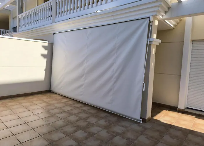 Schoene Mit Pool Und Terrasse. * دينايا