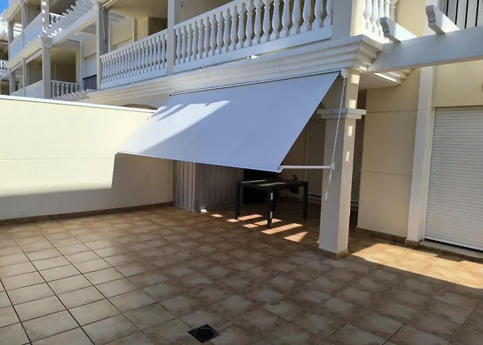 Schoene Mit Pool Und Terrasse. دينايا
