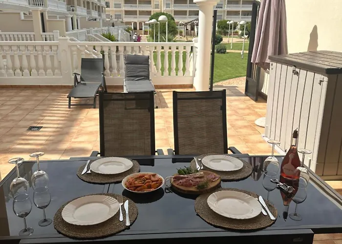 Schoene Mit Pool Und Terrasse. شقة