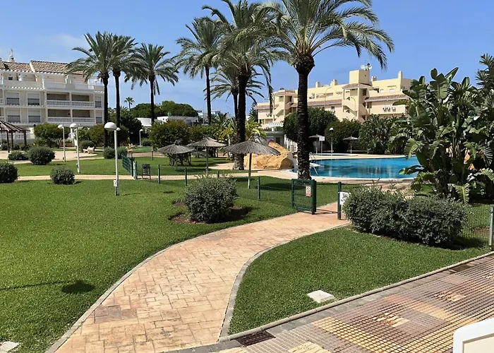 Schoene Mit Pool Und Terrasse. دينايا